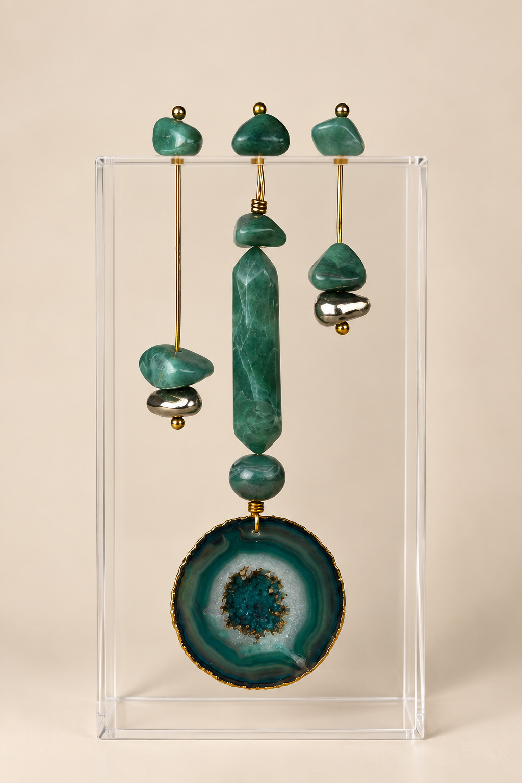 Eixo Verde — escultura contemporânea ÂNIMA BRUTA em caixa de acrílico, 20 × 8 × 35 cm