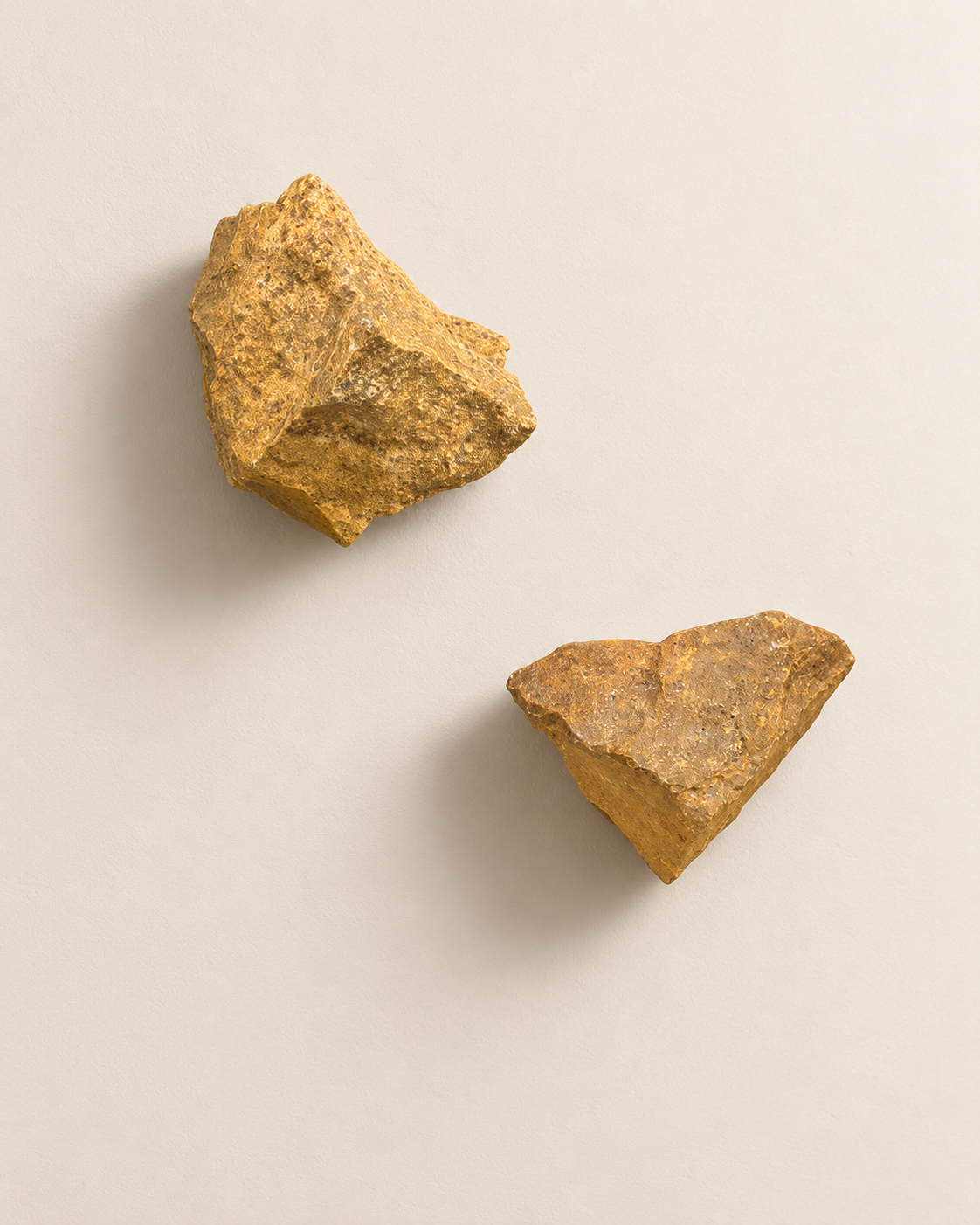 Território Ocre — escultura contemporânea ÂNIMA BRUTA em jaspe marrom natural em estado bruto, 8 × 6 cm